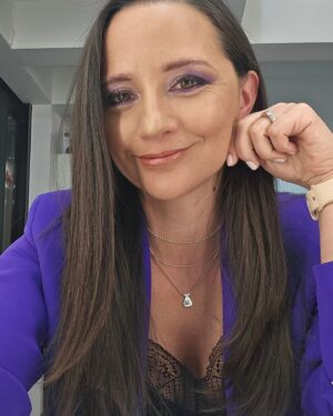 Andrea Aristegui Instagram - Terminando #MeganoticiasPrime con las chiquillas que lograron este "purple look" 💜💜💜 csalinasc4 y @bernarda.cruz.946179 💄💇‍♀️
Buenas noches y buen inicio de semana!