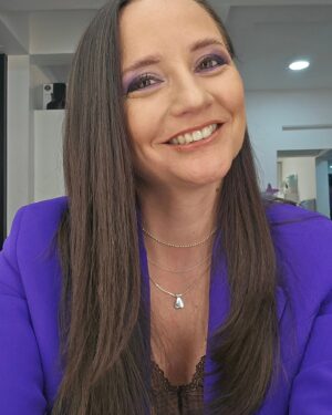 Andrea Aristegui Instagram - Terminando #MeganoticiasPrime con las chiquillas que lograron este "purple look" 💜💜💜 csalinasc4 y @bernarda.cruz.946179 💄💇‍♀️
Buenas noches y buen inicio de semana!