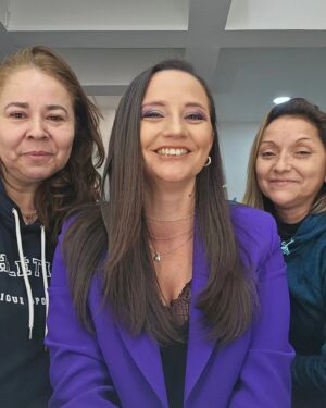 Andrea Aristegui Instagram - Terminando #MeganoticiasPrime con las chiquillas que lograron este "purple look" 💜💜💜 csalinasc4 y @bernarda.cruz.946179 💄💇‍♀️
Buenas noches y buen inicio de semana!