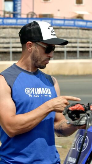 Andrea Dovizioso Instagram - bLU cRU Camp 2024 🔵

All’evento ha partecipato il nostro ambassador d’eccezione, @andreadovizioso, che con passione e dedizione ha trasmesso la sua esperienza in pista agli 11 promettenti piloti presenti. 

Ascoltiamo insieme le sue parole per rivivere questa indimenticabile esperienza 🔥