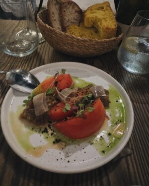 Andrea Duro Instagram - He vuelto más fuerte de Vejer porque todo son cuestas, o eso dice G. 

He comido y bebido riquísimo. 

He disfrutado de mis amigas y he vuelto a comprobar que el que tiene un amigo tiene un tesoro ❤️

Solamente estuve un día y medio para visitar a mi amiga, pero me he enamorado del pueblo y de su gente. 
Gracias infinitas ✨

Y ya por último… que me perdonen los entendidos de moda JAJA.