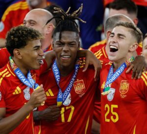 Andrea Duro Instagram - España no ganó anoche solamente una Eurocopa ❤️

Mucho orgullo @sefutbol 🙌🏼🇪🇸