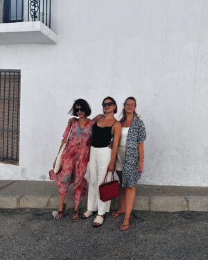 Andrea Duro Instagram - He vuelto más fuerte de Vejer porque todo son cuestas, o eso dice G. 

He comido y bebido riquísimo. 

He disfrutado de mis amigas y he vuelto a comprobar que el que tiene un amigo tiene un tesoro ❤️

Solamente estuve un día y medio para visitar a mi amiga, pero me he enamorado del pueblo y de su gente. 
Gracias infinitas ✨

Y ya por último… que me perdonen los entendidos de moda JAJA.