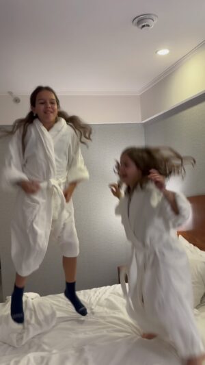 Andrea Frigerio Instagram - Les comparto un PRO GRA MÓN que hicimos el Viernes con Oli y con Jachu.
Las pasé a buscar por el Colegio y …..«  nos fuimos de viaje » por un día !
Llegamos al @doubletreebyhiltonbuenosaires a eso de las 17 hs, nos recibieron y nos acompañaron a la Habitación de Princesas 👸👸👸donde había vestidos👗zapatos 👠y todo tipo de accesorios 👑casitas de Muñecas , un sueño!@livinggardenmobiliario
Después de jugar un rato @lourpop nos fuimos al SPA, nadamos en la pileta calentita, nos bañamos ,nos vestimos y nos fuimos a comer riquísimo al Restó del Hotel.
Nos fuimos a dormir 🛌 💤 ( las tres juntas) y al otro día un desayuno ESPECTACULAR!
Nos volvimos felices después de haber pasado un momento mágico 🪄 💫✨🌟🤩
Les súper recomiendo este regalo 🎁💝para el día del niño, para un cumpleaños o simplemente para hacer algo distinto y en familia.
Divertidísimo!