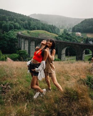 Andrea Kalousová Instagram - Love this pic and love this girl. 🤫❤️ #kamaradkadodeste☔️ děkujeme za fotecku Kubíku @jakub_marik