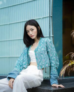 Andrea Kevichusa Instagram - My chic denim moment in @urbanic.official’s new collection. 👀🧚🏻‍♂️🩵