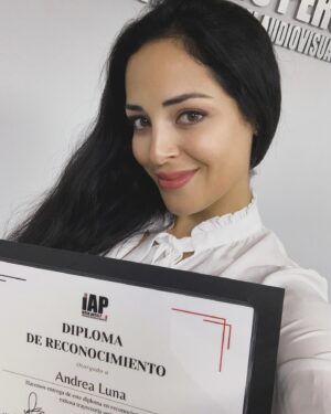 Andrea Luna Instagram - Tantos años luchándola. 💪🏻💪🏻🎬 Gracias por este reconocimiento @interartisperu y gracias por la labor que hacen al recaudar nuestras regalías y a las empresas que hacen posible que podamos seguir adelante comunicando, entreteniendo y difundiendo nuestra cultura. 🙏🎬 💪🏻 ✈️ A conquistar el infinito. 🌎
