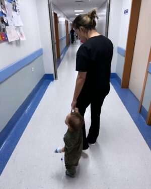 Andrea Quattrocchi Instagram - NADA te prepara para esto💔

Que difícil es ver a nuestros hijos enfermarse, internarse, que se sientan mal 🫠 Creo que es lo más difícil que nos toca como padres y seres humanos. Ver sufrir a un niño es increíblemente duro. 

Gracias por todos sus mensajes de cariño. Mauro esta mejor y esperamos irnos pronto a casa💪🙌
