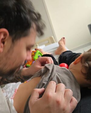 Andrea Quattrocchi Instagram - NADA te prepara para esto💔

Que difícil es ver a nuestros hijos enfermarse, internarse, que se sientan mal 🫠 Creo que es lo más difícil que nos toca como padres y seres humanos. Ver sufrir a un niño es increíblemente duro. 

Gracias por todos sus mensajes de cariño. Mauro esta mejor y esperamos irnos pronto a casa💪🙌