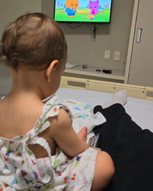 Andrea Quattrocchi Instagram - NADA te prepara para esto💔

Que difícil es ver a nuestros hijos enfermarse, internarse, que se sientan mal 🫠 Creo que es lo más difícil que nos toca como padres y seres humanos. Ver sufrir a un niño es increíblemente duro. 

Gracias por todos sus mensajes de cariño. Mauro esta mejor y esperamos irnos pronto a casa💪🙌