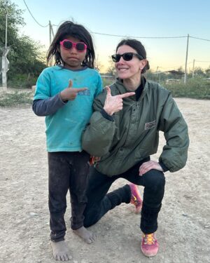 Andrea Rincón Instagram - Una vez más acá en el Chaco Salteño con Fundacion Sipas @fundacion_sipas haciendo lo q mas nos gusta: Dar amor!!!! Esta oportunidad fue muy especial ya que recibimos un reconocimiento de parte del @senadosalta por estos 22 años de servicio ininterrumpido con comunidades originarias y criollas del impenetrable Salteño. El más grande orgullo y respeto que sentí por una persona fue aquel del 2019 q te conocí @marcelaheredia159 ❤️🙏🏾 El mundo necesita más gente como vos!!! Gracias por marcar mi camino 🦋 
 
Foto 1_Mira de quien te burlaste vosssss!!!!
2_Recibiendo uno de los reconocimientos a los Voluntarios
3_ Partiendo con el equipo médico y voluntarios💪🏾💪🏾
4_Recargando pilas 
5_Nos podemos sacar una foto con vos?? 
6_ Repartiendo las donaciones que ustedes nos hacen llegar!!! Graciasssss por tantooo!!! 
7_  Estilo 🦆 Bullrrich 🙃
8_ Todo esto es posible Gracias a ustedes!! 
9_ Nos llevamos más de lo que trajimos!!! 
10_ La pobreza espiritual es la que no deja ver la riqueza de aquellos que ellos mismos invisibilizan… pobres de aquellos q se creen ricos y andan ciegos y sin alma. Creyendo que lo tienen todo y en verdad, no tienen nada…