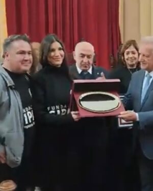 Andrea Rincón Instagram - Una vez más acá en el Chaco Salteño con Fundacion Sipas @fundacion_sipas haciendo lo q mas nos gusta: Dar amor!!!! Esta oportunidad fue muy especial ya que recibimos un reconocimiento de parte del @senadosalta por estos 22 años de servicio ininterrumpido con comunidades originarias y criollas del impenetrable Salteño. El más grande orgullo y respeto que sentí por una persona fue aquel del 2019 q te conocí @marcelaheredia159 ❤️🙏🏾 El mundo necesita más gente como vos!!! Gracias por marcar mi camino 🦋 
 
Foto 1_Mira de quien te burlaste vosssss!!!!
2_Recibiendo uno de los reconocimientos a los Voluntarios
3_ Partiendo con el equipo médico y voluntarios💪🏾💪🏾
4_Recargando pilas 
5_Nos podemos sacar una foto con vos?? 
6_ Repartiendo las donaciones que ustedes nos hacen llegar!!! Graciasssss por tantooo!!! 
7_  Estilo 🦆 Bullrrich 🙃
8_ Todo esto es posible Gracias a ustedes!! 
9_ Nos llevamos más de lo que trajimos!!! 
10_ La pobreza espiritual es la que no deja ver la riqueza de aquellos que ellos mismos invisibilizan… pobres de aquellos q se creen ricos y andan ciegos y sin alma. Creyendo que lo tienen todo y en verdad, no tienen nada…