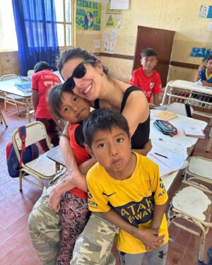 Andrea Rincón Instagram - Una vez más acá en el Chaco Salteño con Fundacion Sipas @fundacion_sipas haciendo lo q mas nos gusta: Dar amor!!!! Esta oportunidad fue muy especial ya que recibimos un reconocimiento de parte del @senadosalta por estos 22 años de servicio ininterrumpido con comunidades originarias y criollas del impenetrable Salteño. El más grande orgullo y respeto que sentí por una persona fue aquel del 2019 q te conocí @marcelaheredia159 ❤️🙏🏾 El mundo necesita más gente como vos!!! Gracias por marcar mi camino 🦋 
 
Foto 1_Mira de quien te burlaste vosssss!!!!
2_Recibiendo uno de los reconocimientos a los Voluntarios
3_ Partiendo con el equipo médico y voluntarios💪🏾💪🏾
4_Recargando pilas 
5_Nos podemos sacar una foto con vos?? 
6_ Repartiendo las donaciones que ustedes nos hacen llegar!!! Graciasssss por tantooo!!! 
7_  Estilo 🦆 Bullrrich 🙃
8_ Todo esto es posible Gracias a ustedes!! 
9_ Nos llevamos más de lo que trajimos!!! 
10_ La pobreza espiritual es la que no deja ver la riqueza de aquellos que ellos mismos invisibilizan… pobres de aquellos q se creen ricos y andan ciegos y sin alma. Creyendo que lo tienen todo y en verdad, no tienen nada…