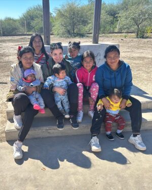 Andrea Rincón Instagram - Una vez más acá en el Chaco Salteño con Fundacion Sipas @fundacion_sipas haciendo lo q mas nos gusta: Dar amor!!!! Esta oportunidad fue muy especial ya que recibimos un reconocimiento de parte del @senadosalta por estos 22 años de servicio ininterrumpido con comunidades originarias y criollas del impenetrable Salteño. El más grande orgullo y respeto que sentí por una persona fue aquel del 2019 q te conocí @marcelaheredia159 ❤️🙏🏾 El mundo necesita más gente como vos!!! Gracias por marcar mi camino 🦋 
 
Foto 1_Mira de quien te burlaste vosssss!!!!
2_Recibiendo uno de los reconocimientos a los Voluntarios
3_ Partiendo con el equipo médico y voluntarios💪🏾💪🏾
4_Recargando pilas 
5_Nos podemos sacar una foto con vos?? 
6_ Repartiendo las donaciones que ustedes nos hacen llegar!!! Graciasssss por tantooo!!! 
7_  Estilo 🦆 Bullrrich 🙃
8_ Todo esto es posible Gracias a ustedes!! 
9_ Nos llevamos más de lo que trajimos!!! 
10_ La pobreza espiritual es la que no deja ver la riqueza de aquellos que ellos mismos invisibilizan… pobres de aquellos q se creen ricos y andan ciegos y sin alma. Creyendo que lo tienen todo y en verdad, no tienen nada…