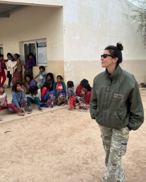 Andrea Rincón Instagram - Una vez más acá en el Chaco Salteño con Fundacion Sipas @fundacion_sipas haciendo lo q mas nos gusta: Dar amor!!!! Esta oportunidad fue muy especial ya que recibimos un reconocimiento de parte del @senadosalta por estos 22 años de servicio ininterrumpido con comunidades originarias y criollas del impenetrable Salteño. El más grande orgullo y respeto que sentí por una persona fue aquel del 2019 q te conocí @marcelaheredia159 ❤️🙏🏾 El mundo necesita más gente como vos!!! Gracias por marcar mi camino 🦋 
 
Foto 1_Mira de quien te burlaste vosssss!!!!
2_Recibiendo uno de los reconocimientos a los Voluntarios
3_ Partiendo con el equipo médico y voluntarios💪🏾💪🏾
4_Recargando pilas 
5_Nos podemos sacar una foto con vos?? 
6_ Repartiendo las donaciones que ustedes nos hacen llegar!!! Graciasssss por tantooo!!! 
7_  Estilo 🦆 Bullrrich 🙃
8_ Todo esto es posible Gracias a ustedes!! 
9_ Nos llevamos más de lo que trajimos!!! 
10_ La pobreza espiritual es la que no deja ver la riqueza de aquellos que ellos mismos invisibilizan… pobres de aquellos q se creen ricos y andan ciegos y sin alma. Creyendo que lo tienen todo y en verdad, no tienen nada…
