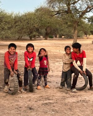 Andrea Rincón Instagram - Una vez más acá en el Chaco Salteño con Fundacion Sipas @fundacion_sipas haciendo lo q mas nos gusta: Dar amor!!!! Esta oportunidad fue muy especial ya que recibimos un reconocimiento de parte del @senadosalta por estos 22 años de servicio ininterrumpido con comunidades originarias y criollas del impenetrable Salteño. El más grande orgullo y respeto que sentí por una persona fue aquel del 2019 q te conocí @marcelaheredia159 ❤️🙏🏾 El mundo necesita más gente como vos!!! Gracias por marcar mi camino 🦋 
 
Foto 1_Mira de quien te burlaste vosssss!!!!
2_Recibiendo uno de los reconocimientos a los Voluntarios
3_ Partiendo con el equipo médico y voluntarios💪🏾💪🏾
4_Recargando pilas 
5_Nos podemos sacar una foto con vos?? 
6_ Repartiendo las donaciones que ustedes nos hacen llegar!!! Graciasssss por tantooo!!! 
7_  Estilo 🦆 Bullrrich 🙃
8_ Todo esto es posible Gracias a ustedes!! 
9_ Nos llevamos más de lo que trajimos!!! 
10_ La pobreza espiritual es la que no deja ver la riqueza de aquellos que ellos mismos invisibilizan… pobres de aquellos q se creen ricos y andan ciegos y sin alma. Creyendo que lo tienen todo y en verdad, no tienen nada…