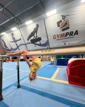 Andrea Sestini Hlaváčková Instagram - Photodrop z dalsiho boziho kempu 🙏 @gympra Bibi naprosto uchvatila…Nikdy se nikam netesila tolik, neskutecny ! Tajne jsem se chodila divat jak to zvlada tam byt jedna z nejmladsich a bez svych beznych kamaradu, ale Lucka a ostatní deti ji proste vzali mezi sebe 😍 Nekdy je na zabiti, ale stejne bych ten cas nejradsi zastavila 😍 #lifewithmybibi #gymnastika #primestskykemp