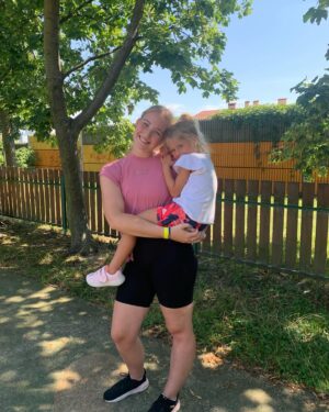 Andrea Sestini Hlaváčková Instagram - Photodrop z dalsiho boziho kempu 🙏 @gympra Bibi naprosto uchvatila…Nikdy se nikam netesila tolik, neskutecny ! Tajne jsem se chodila divat jak to zvlada tam byt jedna z nejmladsich a bez svych beznych kamaradu, ale Lucka a ostatní deti ji proste vzali mezi sebe 😍 Nekdy je na zabiti, ale stejne bych ten cas nejradsi zastavila 😍 #lifewithmybibi #gymnastika #primestskykemp