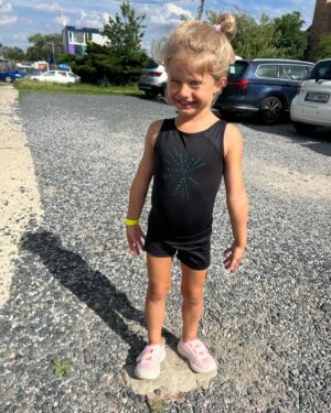 Andrea Sestini Hlaváčková Instagram - Photodrop z dalsiho boziho kempu 🙏 @gympra Bibi naprosto uchvatila…Nikdy se nikam netesila tolik, neskutecny ! Tajne jsem se chodila divat jak to zvlada tam byt jedna z nejmladsich a bez svych beznych kamaradu, ale Lucka a ostatní deti ji proste vzali mezi sebe 😍 Nekdy je na zabiti, ale stejne bych ten cas nejradsi zastavila 😍 #lifewithmybibi #gymnastika #primestskykemp