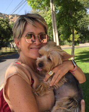 Andrea Tessa Instagram - Tres meses, mi Patancito. Tres meses en que nuestro contacto ya no es físico, sino a través de los recuerdos, del corazón. Mi perrito compañero, mandón, bueno para el frisbee. Todos te echan de menos, los perritos vecinos que te hacían fiesta al verte, mi familia, mis amigos. Dejaste una huella inmensa de amor a prueba de todo. Ahora ya puedo mirar tus fotos y vídeos sin quebrarme, con el tiempo he logrado hablar de ti, de a poco se ha ido disolviendo el nudo en la garganta que no me dejaba decir palabra, menos cantar. Ahora logro sonreír, hasta reírme recordándote. Todos me dicen que busque un perrito, será cuando tenga que ser, cuando lo sienta en mi corazón. Te adoro, mi @patantessa ♥️