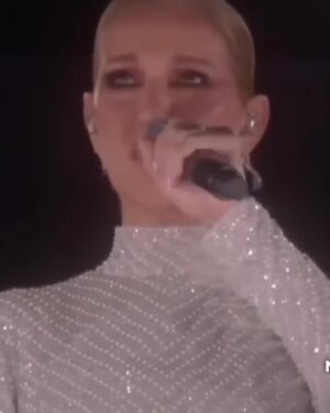 Andrea Tessa Instagram - La admiro desde hace tantos años, la he visto en vivo y últimamente la he seguido en sus redes, no solo por admirarla como mujer de escenario, dueña de una voz gigante, sino que además porque empatizo con su lucha con este síndrome de persona rígida que ha llevado en silencio por años y que hasta hace poco nadie conocía. Ver su documental me ha permitido verla en su fragilidad, con sus miedos e incertidumbres. Casi fui capaz de sentir las ansias y los nervios que ella estaría sintiendo antes de abrir su boca para cantar en vivo después de largo silencio. Qué mejor que hacerlo cantando “L’hymne à l’amour” de Edith Piaf. Gracias por un momento inolvidable, tremenda @celinedion