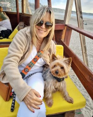 Andrea Tessa Instagram - Tres meses, mi Patancito. Tres meses en que nuestro contacto ya no es físico, sino a través de los recuerdos, del corazón. Mi perrito compañero, mandón, bueno para el frisbee. Todos te echan de menos, los perritos vecinos que te hacían fiesta al verte, mi familia, mis amigos. Dejaste una huella inmensa de amor a prueba de todo. Ahora ya puedo mirar tus fotos y vídeos sin quebrarme, con el tiempo he logrado hablar de ti, de a poco se ha ido disolviendo el nudo en la garganta que no me dejaba decir palabra, menos cantar. Ahora logro sonreír, hasta reírme recordándote. Todos me dicen que busque un perrito, será cuando tenga que ser, cuando lo sienta en mi corazón. Te adoro, mi @patantessa ♥️