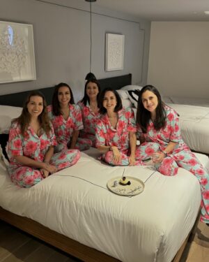 Andrea Torre Instagram - ✨ PYJAMA PARTY ✨

💋 @lorenacunda @dl_marcela @lau_torresgaribay @arimendoza0505 

🎽 @dressthepartysleepwear 
____
#ATH🍄 #andreatorre #pyjamaparty #amigas #nochedechicas #girls #friends #nigth🌙