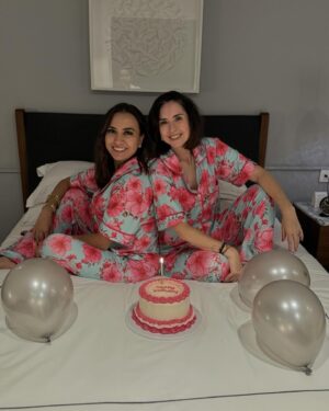 Andrea Torre Instagram - ✨ PYJAMA PARTY ✨

💋 @lorenacunda @dl_marcela @lau_torresgaribay @arimendoza0505 

🎽 @dressthepartysleepwear 
____
#ATH🍄 #andreatorre #pyjamaparty #amigas #nochedechicas #girls #friends #nigth🌙