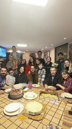 Andrea Torre Instagram - Domingo de comida familiar y tarde lluviosa con los Ortiz de Pinedo 🌧️☔️

—

#ATH🍄 #andreatorre #domingofamiliar #comida #familia #family