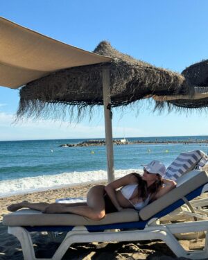 Andrea Verešová Instagram - Everybody needs some relax, sun, water and beauty complex full of collagen, vitamins and minerals. 
For example my favorite anti aging #beautycomplex and #hairbooster from @naiadabeauty #all #swissquality #swissmade 

Každý potrebujem slnko, relax,kopec lásky a samozrejme super vitamíny,minerály a hlavne kvalitný morský kolagen, či už v podobe dobrej stravy alebo v ich doplnkoch . 

Ozaj, už ste vyskúšali nadupaný morský kolagen od  NAIADA a chutné gumové  vitamíny? Do dennej dávky 2 cukríkov  dostali 15 účinných látok, ktoré sú nielenže chutné, ale aj účinné. Až 90 ks v balení✌️

Cukríky sú vhodné aj pre tých z Vás, ktorí nechcú každý deň zapíjať vitamíny/tabletky vodou - jednoducho si vezmete 2 cukríky kedykoľvek počas dňa a pochutnáte si, spojíte príjemné s užitočným. 💙

Naiada Beauty Hair pretože naše telo a Vaše vlasy si to zaslúžia👌🥰

🍀S kodom” LETO” zľava 10% 🌟

A mimochodom, plavky a šiltovka,ktoré sú mojou nutnou letnou výbavou sú od zn AVER @averfashionofficial 

#positivemind #positivelife #healthybody #happysoul #swimsuit #hat #aver @averfashionofficial