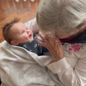 Andréanne Moran Instagram - Cette nuit l’une des personnes les plus importantes dans ma vie est partie au paradis 🕊️ 
ma grand-maman, mon amie, ma confidente.

Mon coeur est en miettes, mais quand je pense à la chance que j’ai eu de t’avoir dans ma vie pendant 31 ans je me trouve vraiment chanceuse. J’ai vraiment remporté le gros lot des grand-mamans 🤍 

J’ai le coeur gros quand je pense que tu ne me verras pas descendre l’allée le 31 Aout, mais une chose est sûre : je sais que tu seras dans mon coeur. 

Tu peux maintenant te reposer et aller retrouver ton grand amour, tu le mérites! 

Je t’aime pour toute la vie et encore plus 🤍🕊️🙏🏼