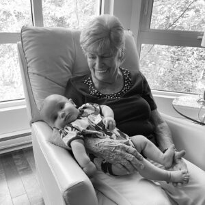 Andréanne Moran Instagram - Cette nuit l’une des personnes les plus importantes dans ma vie est partie au paradis 🕊️ 
ma grand-maman, mon amie, ma confidente.

Mon coeur est en miettes, mais quand je pense à la chance que j’ai eu de t’avoir dans ma vie pendant 31 ans je me trouve vraiment chanceuse. J’ai vraiment remporté le gros lot des grand-mamans 🤍 

J’ai le coeur gros quand je pense que tu ne me verras pas descendre l’allée le 31 Aout, mais une chose est sûre : je sais que tu seras dans mon coeur. 

Tu peux maintenant te reposer et aller retrouver ton grand amour, tu le mérites! 

Je t’aime pour toute la vie et encore plus 🤍🕊️🙏🏼