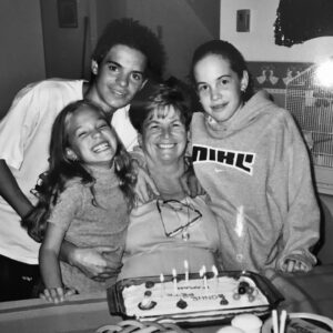 Andréanne Moran Instagram - Cette nuit l’une des personnes les plus importantes dans ma vie est partie au paradis 🕊️ 
ma grand-maman, mon amie, ma confidente.

Mon coeur est en miettes, mais quand je pense à la chance que j’ai eu de t’avoir dans ma vie pendant 31 ans je me trouve vraiment chanceuse. J’ai vraiment remporté le gros lot des grand-mamans 🤍 

J’ai le coeur gros quand je pense que tu ne me verras pas descendre l’allée le 31 Aout, mais une chose est sûre : je sais que tu seras dans mon coeur. 

Tu peux maintenant te reposer et aller retrouver ton grand amour, tu le mérites! 

Je t’aime pour toute la vie et encore plus 🤍🕊️🙏🏼