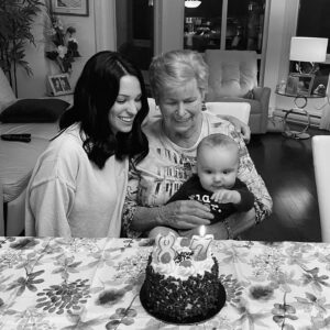 Andréanne Moran Instagram - Cette nuit l’une des personnes les plus importantes dans ma vie est partie au paradis 🕊️ 
ma grand-maman, mon amie, ma confidente.

Mon coeur est en miettes, mais quand je pense à la chance que j’ai eu de t’avoir dans ma vie pendant 31 ans je me trouve vraiment chanceuse. J’ai vraiment remporté le gros lot des grand-mamans 🤍 

J’ai le coeur gros quand je pense que tu ne me verras pas descendre l’allée le 31 Aout, mais une chose est sûre : je sais que tu seras dans mon coeur. 

Tu peux maintenant te reposer et aller retrouver ton grand amour, tu le mérites! 

Je t’aime pour toute la vie et encore plus 🤍🕊️🙏🏼