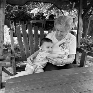 Andréanne Moran Instagram - Cette nuit l’une des personnes les plus importantes dans ma vie est partie au paradis 🕊️ 
ma grand-maman, mon amie, ma confidente.

Mon coeur est en miettes, mais quand je pense à la chance que j’ai eu de t’avoir dans ma vie pendant 31 ans je me trouve vraiment chanceuse. J’ai vraiment remporté le gros lot des grand-mamans 🤍 

J’ai le coeur gros quand je pense que tu ne me verras pas descendre l’allée le 31 Aout, mais une chose est sûre : je sais que tu seras dans mon coeur. 

Tu peux maintenant te reposer et aller retrouver ton grand amour, tu le mérites! 

Je t’aime pour toute la vie et encore plus 🤍🕊️🙏🏼