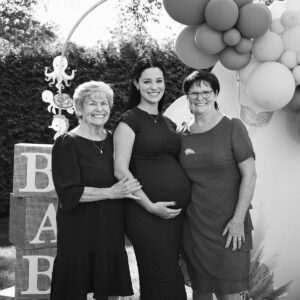 Andréanne Moran Instagram - Cette nuit l’une des personnes les plus importantes dans ma vie est partie au paradis 🕊️ 
ma grand-maman, mon amie, ma confidente.

Mon coeur est en miettes, mais quand je pense à la chance que j’ai eu de t’avoir dans ma vie pendant 31 ans je me trouve vraiment chanceuse. J’ai vraiment remporté le gros lot des grand-mamans 🤍 

J’ai le coeur gros quand je pense que tu ne me verras pas descendre l’allée le 31 Aout, mais une chose est sûre : je sais que tu seras dans mon coeur. 

Tu peux maintenant te reposer et aller retrouver ton grand amour, tu le mérites! 

Je t’aime pour toute la vie et encore plus 🤍🕊️🙏🏼