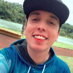 Andrei Soares Alves Instagram - Quase uma covinha ! Kkkk mas e aí como você está hoje?