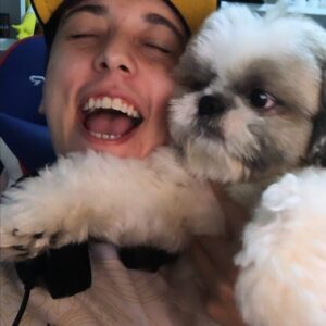 Andrei Soares Alves Instagram - Meio sem foco, mas olha a carinha dele! Que que tá acontecendo mano! 🐶