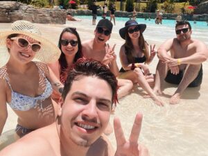 Andrei Soares Alves Instagram - curtindo o dia quente de foz da melhor maneira possível em @blueparkfoz 💙💦
