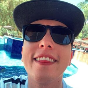 Andrei Soares Alves Instagram - Nem sei mais oque e ver uma piscina tbtzim.
Você prefere piscina ou praia?