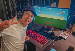 Andrei Soares Alves Instagram - Fala, família! Valeu todo mundo que deu sua sugestão de construção e que participou da live da Cidade do Sim no Minecraft! Vocês arrasam demais! E muito obrigado, @NetflixBrasil, por ter me chamado pra fazer parte disso! E família, vocês também  podem se aventurar na Cidade do Sim porque o mapa vai ficar disponível pra todo mundo acessar. Não perde essa chance beleza? Agora fica aqui o meu convite pra vocês assistirem ao filme que inspirou a nossa live: Dia do Sim! Já disponível na Netflix! 
#DiaDoSimNetflix #CidadeDoSim #publicidade
Quer ver a Cidade do Sim de perto? Acesse o mapa assim:
.
1- Baixe Minecraft Java Edition 1.16.5
2- Clique em “Multiplayer”
3- Clique em “Add Server”
4- No campo “Server Name”, digite: Cidade do Sim
5- No campo “Server Address”, digite o código: 177.54.149.143:25565
.
Agora, clique no mapa e divirta-se.  #publi  #diadosimnetflix