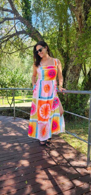 Andreia Dinis Instagram - Com este tempo bipolar andamos com o casaco atrás ou não? Que raios de verão 🤷‍♀️

@hotelparqueserradalousa
Dress @sugarandspiceconcept 
Sandálias @aldo_shoes 

#aldoshoesportugal #sugarandspiceconcept #sugarnspiceurlife