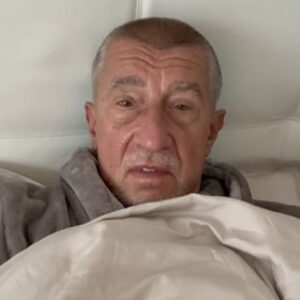 Andrej Babiš Instagram - Mám covid 😐 Omlouvám se všem, se kterými jsem se měl potkat tento týden. Dávejte na sebe pozor ❤️