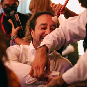 Andrés Almeida Instagram - Ya está Check de vuelta en la #nuevatemporada de @analaserie #analaserie por @streampantaya @primevideomx @primevideolat Dense!!!!! (Y unas fotos detrás de cámaras porque no nos vemos así na mas porque si)