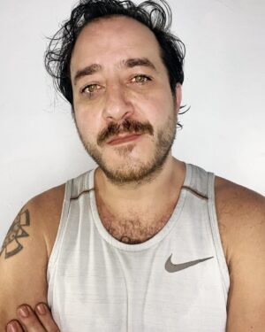 Andrés Almeida Instagram - Mientras temblaba hace rato, haciendo como si no pasara nada!!!! 🤯🤯🤯