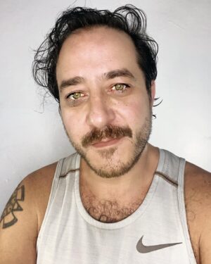 Andrés Almeida Instagram - Mientras temblaba hace rato, haciendo como si no pasara nada!!!! 🤯🤯🤯