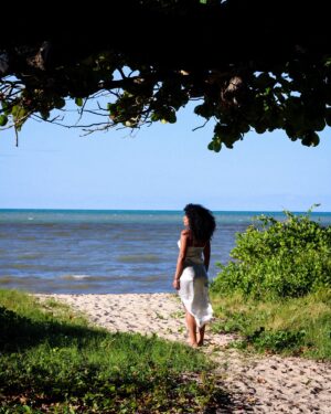 Andressa Alves Instagram - Viajar é como guardar memórias na alma. Com a @cvcviagens , esses dias em Prado, na Bahia, foram simplesmente perfeitos! Explorar as praias de Prado, como a belíssima Praia do Farol e o deslumbrante Mirante das Falésias, foi uma experiência única. Além disso, o encanto da Praia de Cumuruxatiba e a arte local da Aldeia Kai tornaram a viagem ainda mais especial. A CVC cuidou de todos os detalhes, proporcionando uma viagem confortável e sem preocupações. Sou grata por essa experiência maravilhosa e já estou ansiosa pela próxima... Para onde será que vamos com a CVC? #vaidecvc