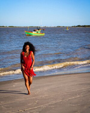 Andressa Alves Instagram - Viajar é como guardar memórias na alma. Com a @cvcviagens , esses dias em Prado, na Bahia, foram simplesmente perfeitos! Explorar as praias de Prado, como a belíssima Praia do Farol e o deslumbrante Mirante das Falésias, foi uma experiência única. Além disso, o encanto da Praia de Cumuruxatiba e a arte local da Aldeia Kai tornaram a viagem ainda mais especial. A CVC cuidou de todos os detalhes, proporcionando uma viagem confortável e sem preocupações. Sou grata por essa experiência maravilhosa e já estou ansiosa pela próxima... Para onde será que vamos com a CVC? #vaidecvc