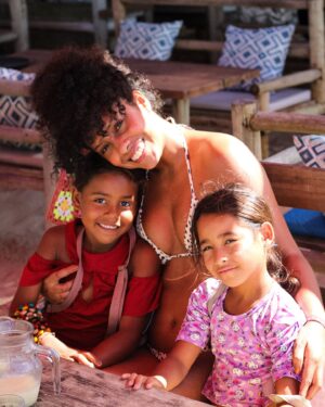 Andressa Alves Instagram - Viajar é como guardar memórias na alma. Com a @cvcviagens , esses dias em Prado, na Bahia, foram simplesmente perfeitos! Explorar as praias de Prado, como a belíssima Praia do Farol e o deslumbrante Mirante das Falésias, foi uma experiência única. Além disso, o encanto da Praia de Cumuruxatiba e a arte local da Aldeia Kai tornaram a viagem ainda mais especial. A CVC cuidou de todos os detalhes, proporcionando uma viagem confortável e sem preocupações. Sou grata por essa experiência maravilhosa e já estou ansiosa pela próxima... Para onde será que vamos com a CVC? #vaidecvc