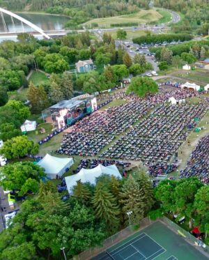 Andrew Schulz Instagram - That’s a lot of people… Edmonton you’re the best, even the people that wanted bike lanes 😂 💪❤️

@shanemgillis you beast, leave the Targaryen alone ✊🏿

CAT COW.
